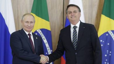 Bild von Bolsonaro besucht Putin;  stärkt die Beziehung zu Russland und fordert die USA heraus